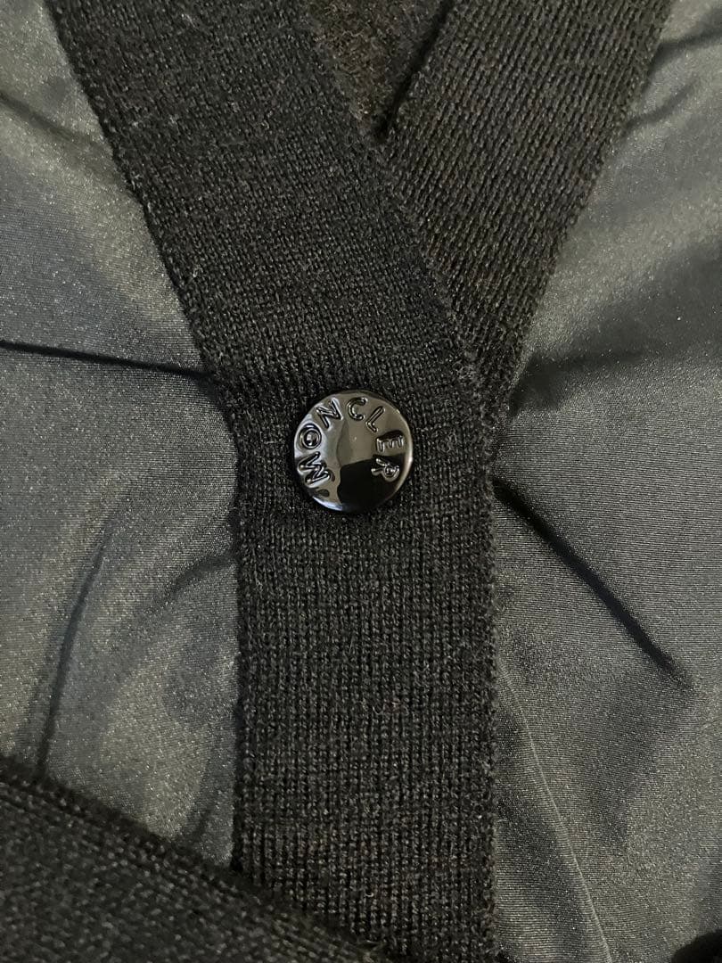 Moncler モンクレール　ウールとナイロンのコンビVネックカーディガン
