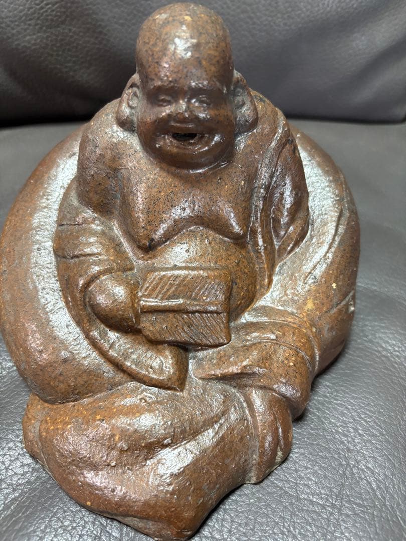七福神の一人である「布袋様（ほていさま）」の置物