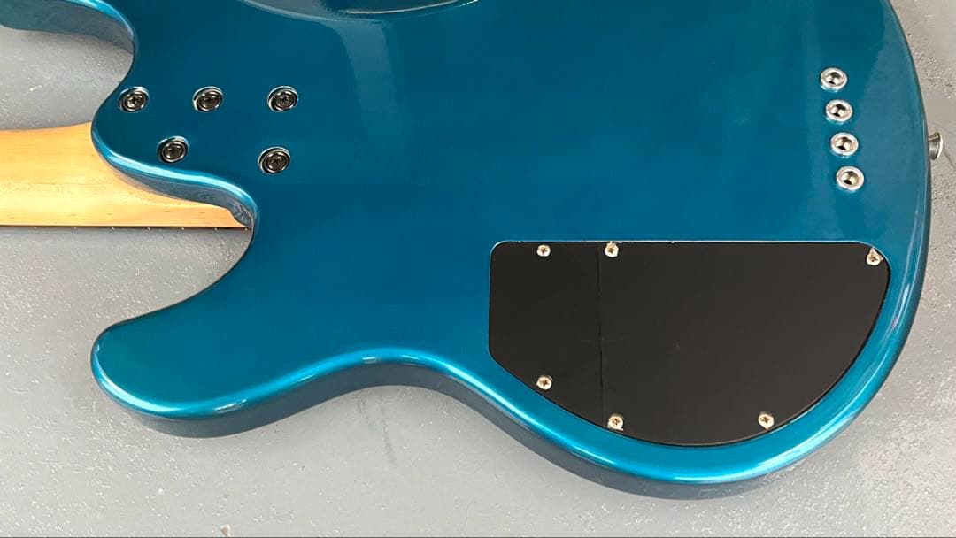 Ibanez ATK300FL フレットレスベース