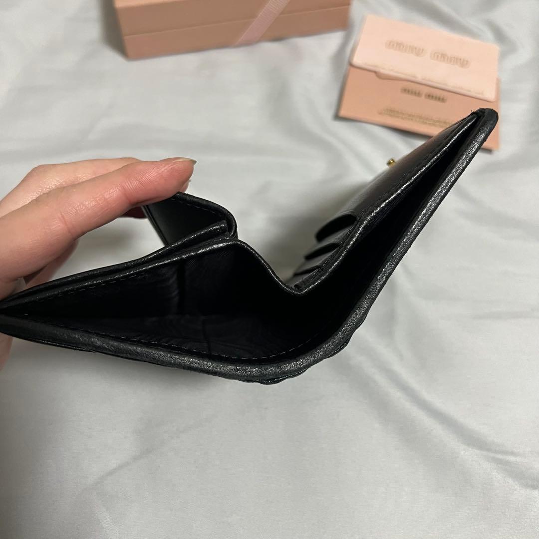 miu miu ブラック マテラッセレザー 二つ折り財布