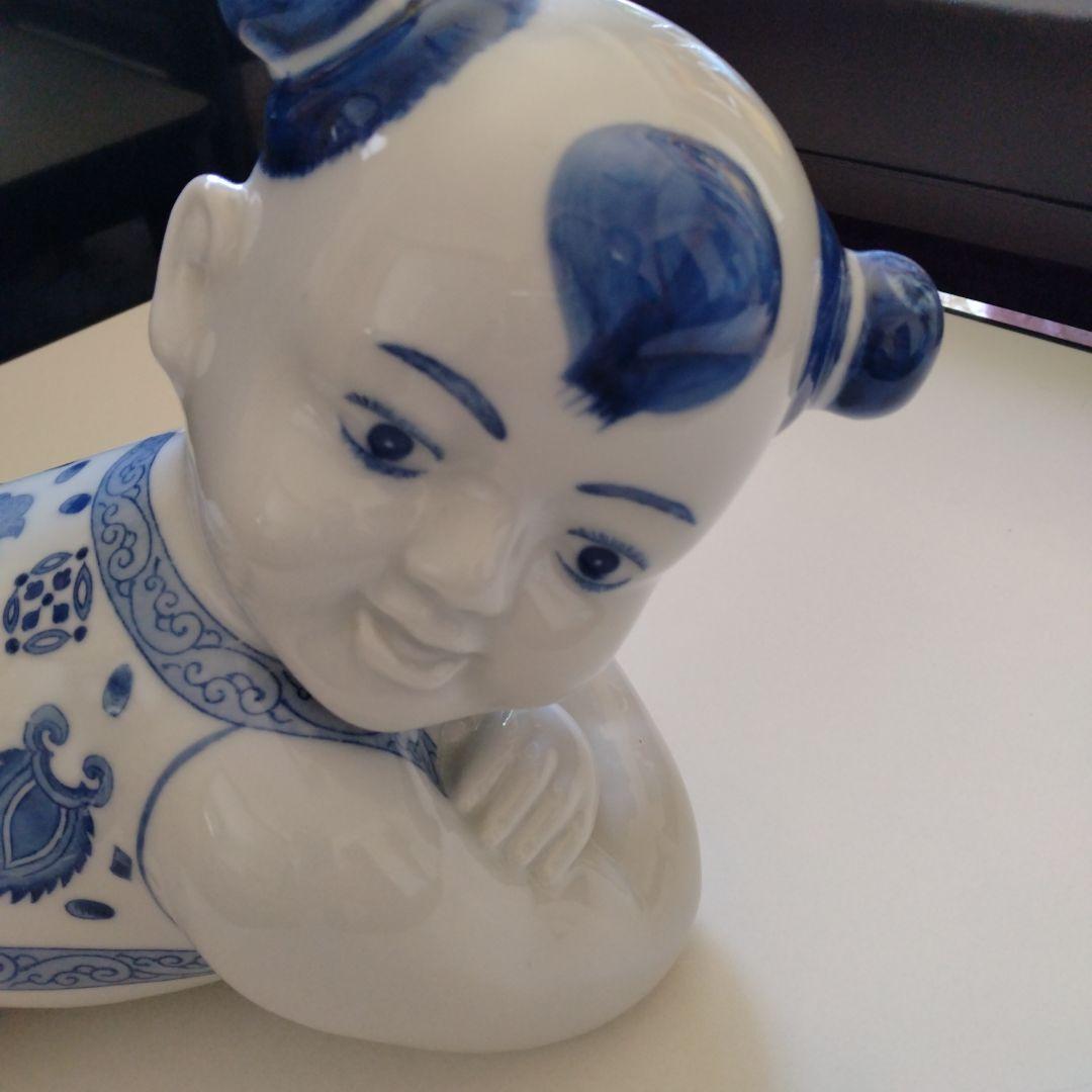 美品　青と白の陶器製赤ちゃんの置物