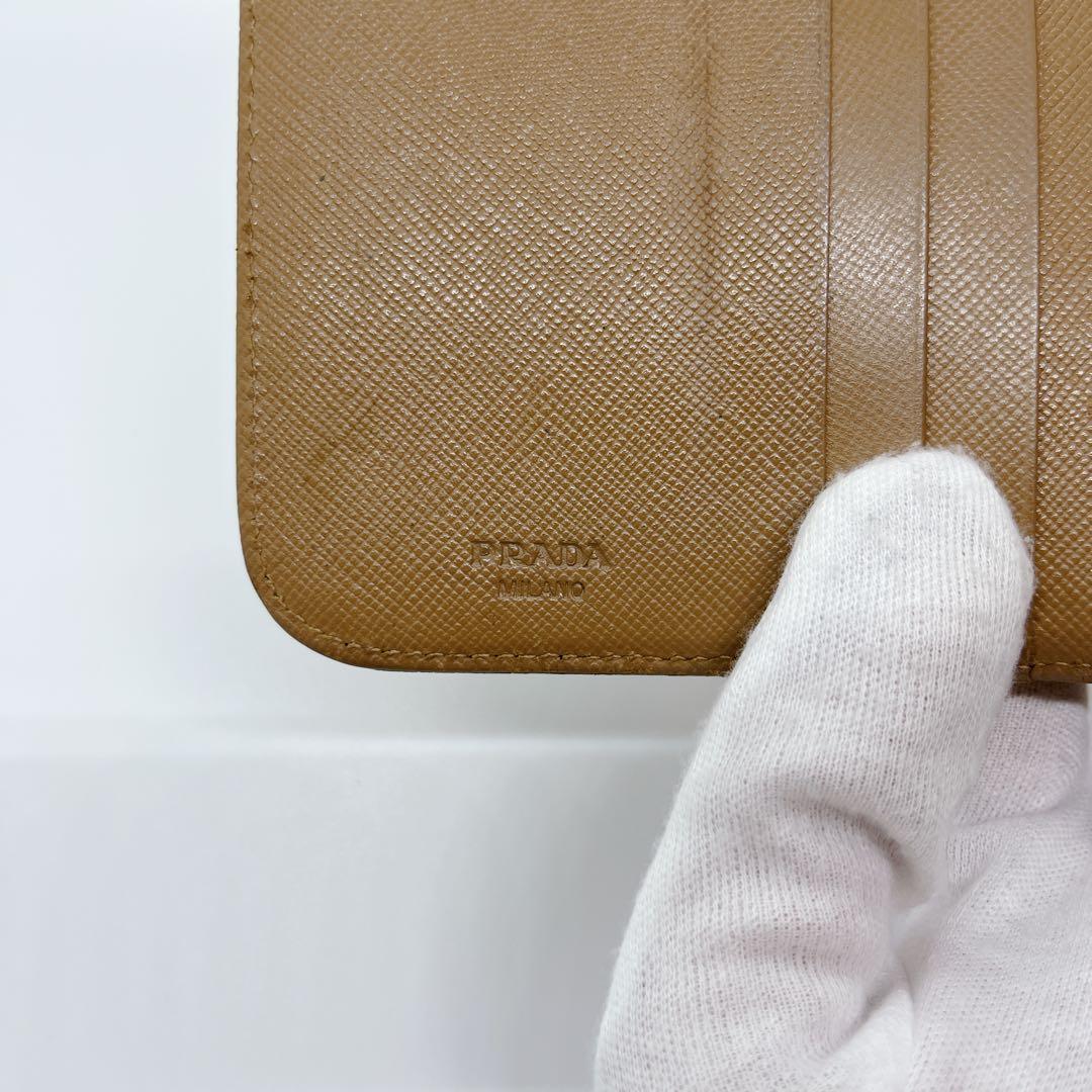 【人気モデル】PRADA 二つ折り財布 ベージュ 三角ロゴ 1ML522