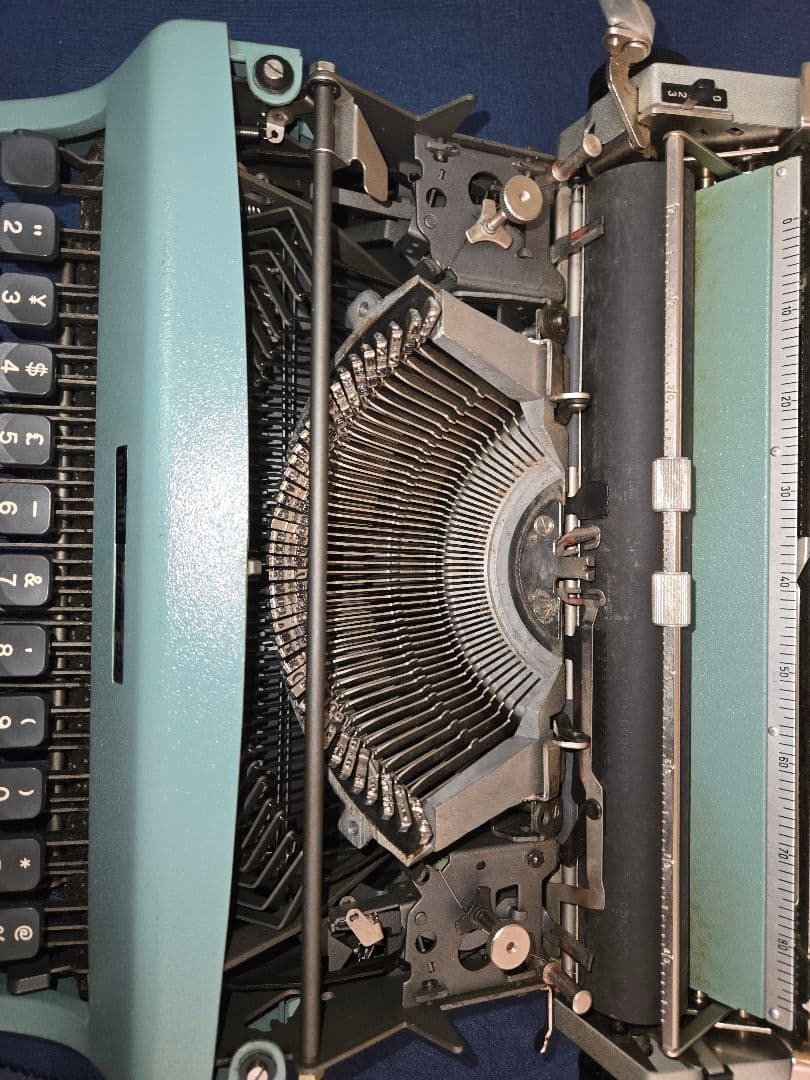 Olivetti Lettera 32 タイプライター　スペイン製