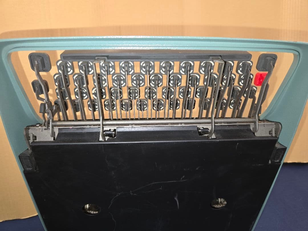 Olivetti Lettera 32 タイプライター　スペイン製