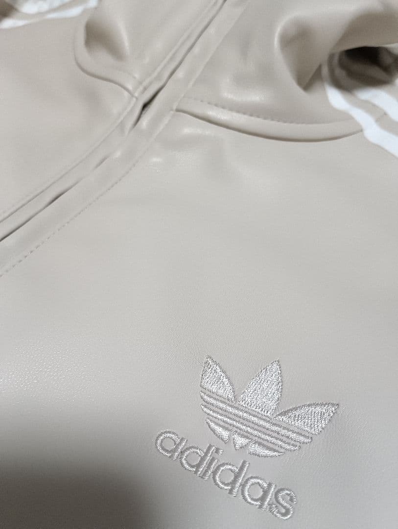 Adidas フェイクレザー ファイヤーバード ベージュIZ4036 M