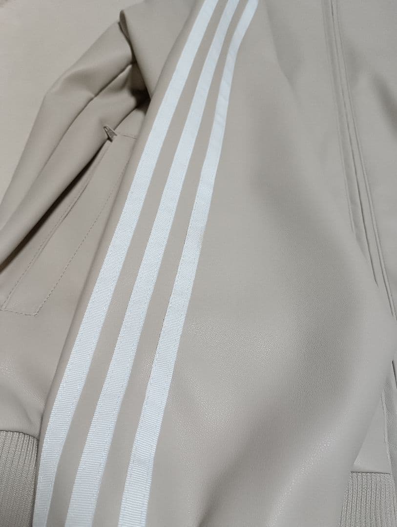 Adidas フェイクレザー ファイヤーバード ベージュIZ4036 M