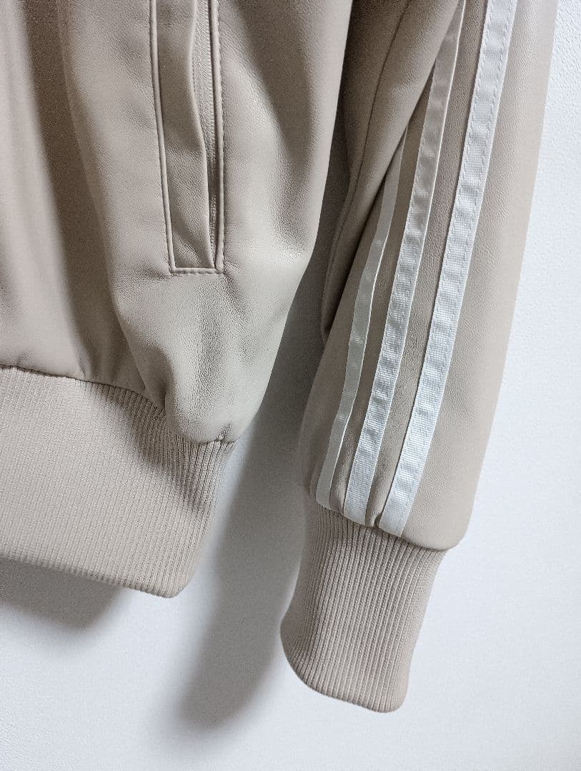 Adidas フェイクレザー ファイヤーバード ベージュIZ4036 M