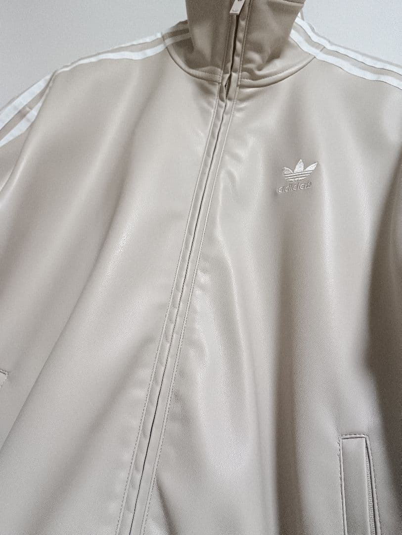 Adidas フェイクレザー ファイヤーバード ベージュIZ4036 M