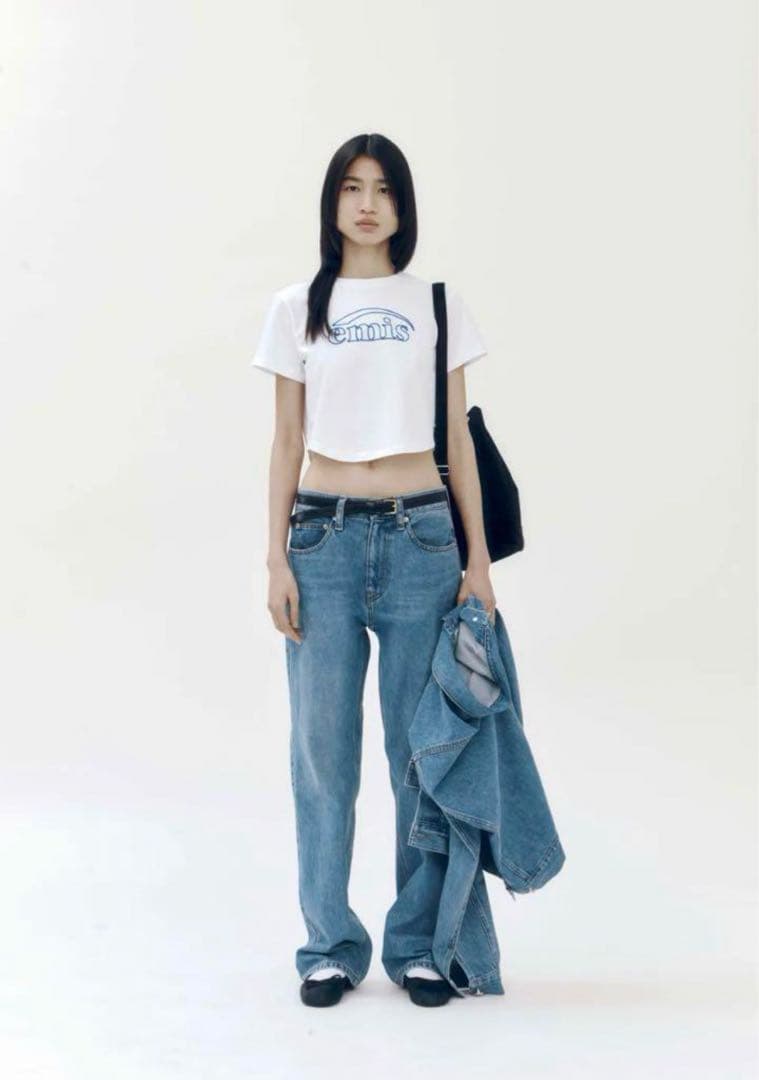 emis ロゴ入り クロップドTシャツ　韓国限定　ブルー　水色　刺繍　デザイン