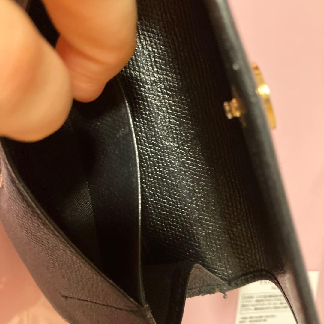 CHANEL黒 レザー 二つ折り財布 金色ロゴ付き