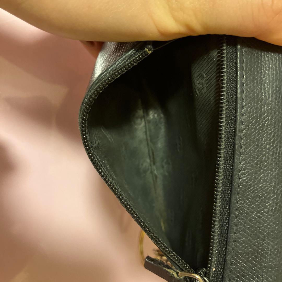 CHANEL黒 レザー 二つ折り財布 金色ロゴ付き