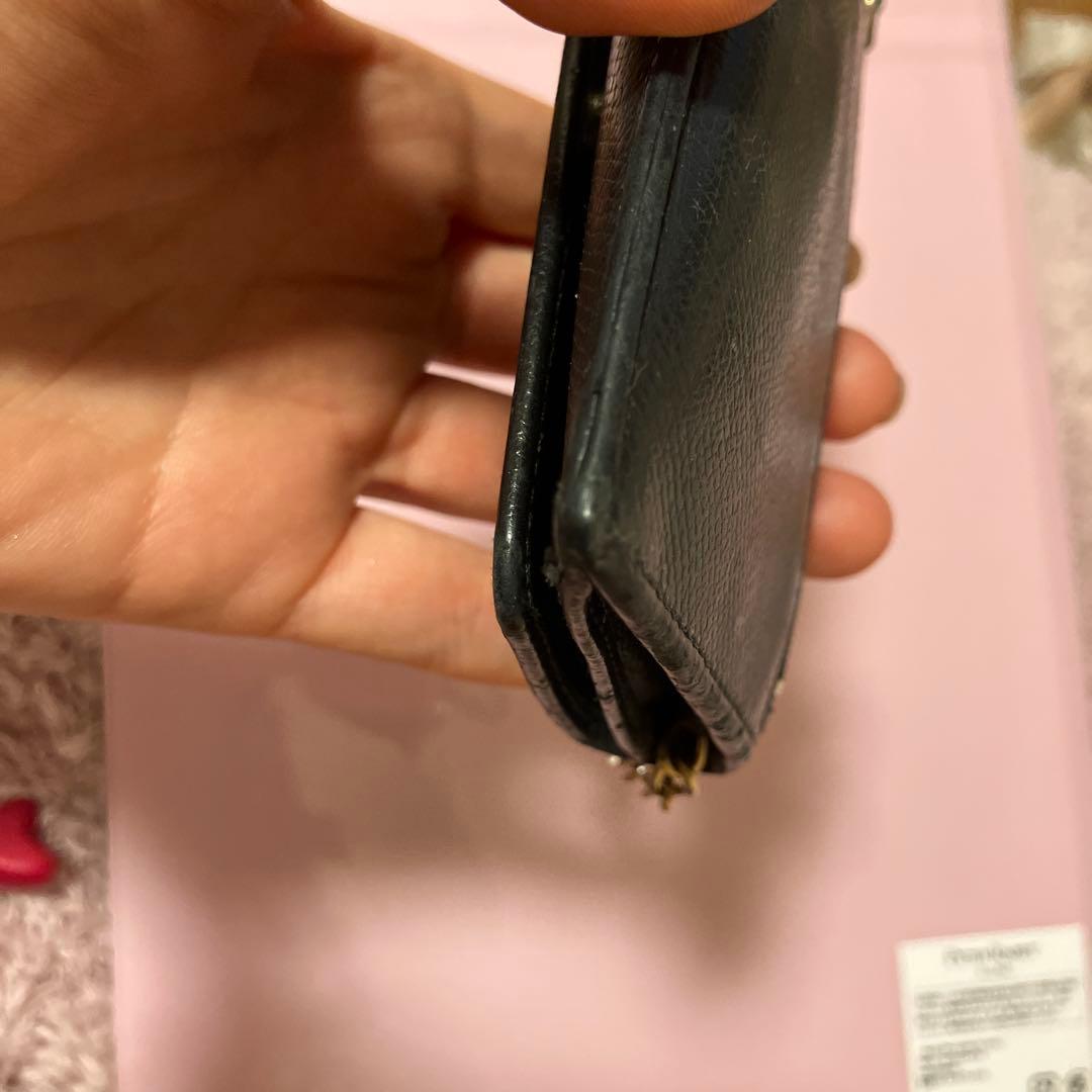 CHANEL黒 レザー 二つ折り財布 金色ロゴ付き