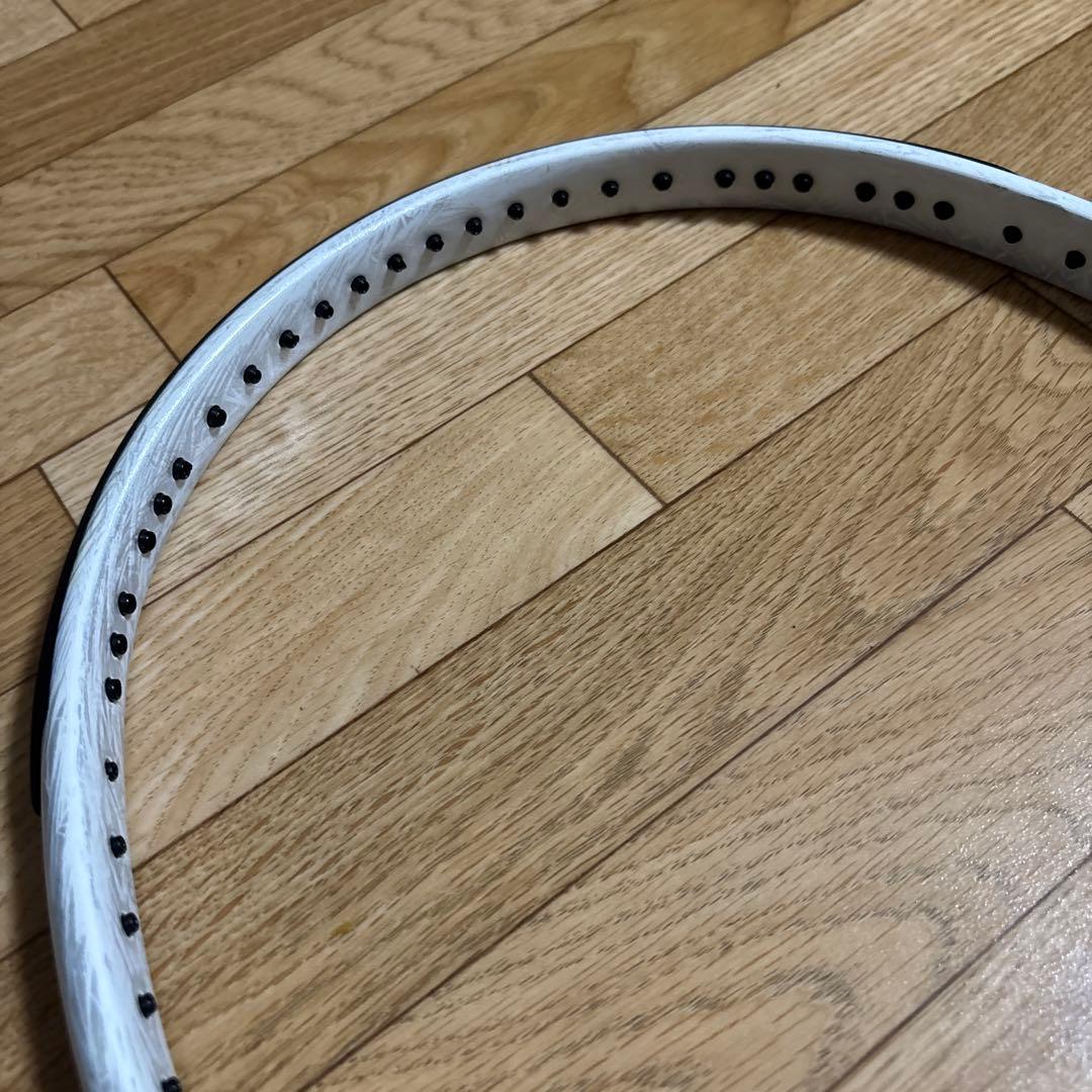 ウィルソン　テニスラケット　　　　 白×シルバー模様入り
