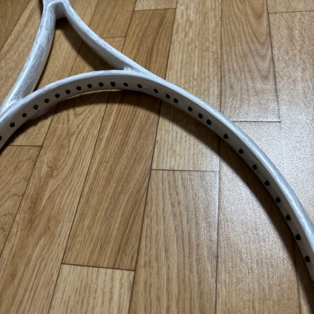ウィルソン　テニスラケット　　　　 白×シルバー模様入り