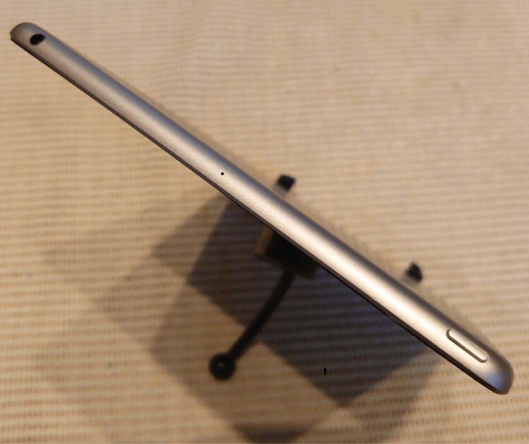 完動品iPad第5世代(A1822)本体32GBグレイ送料込PHLF9