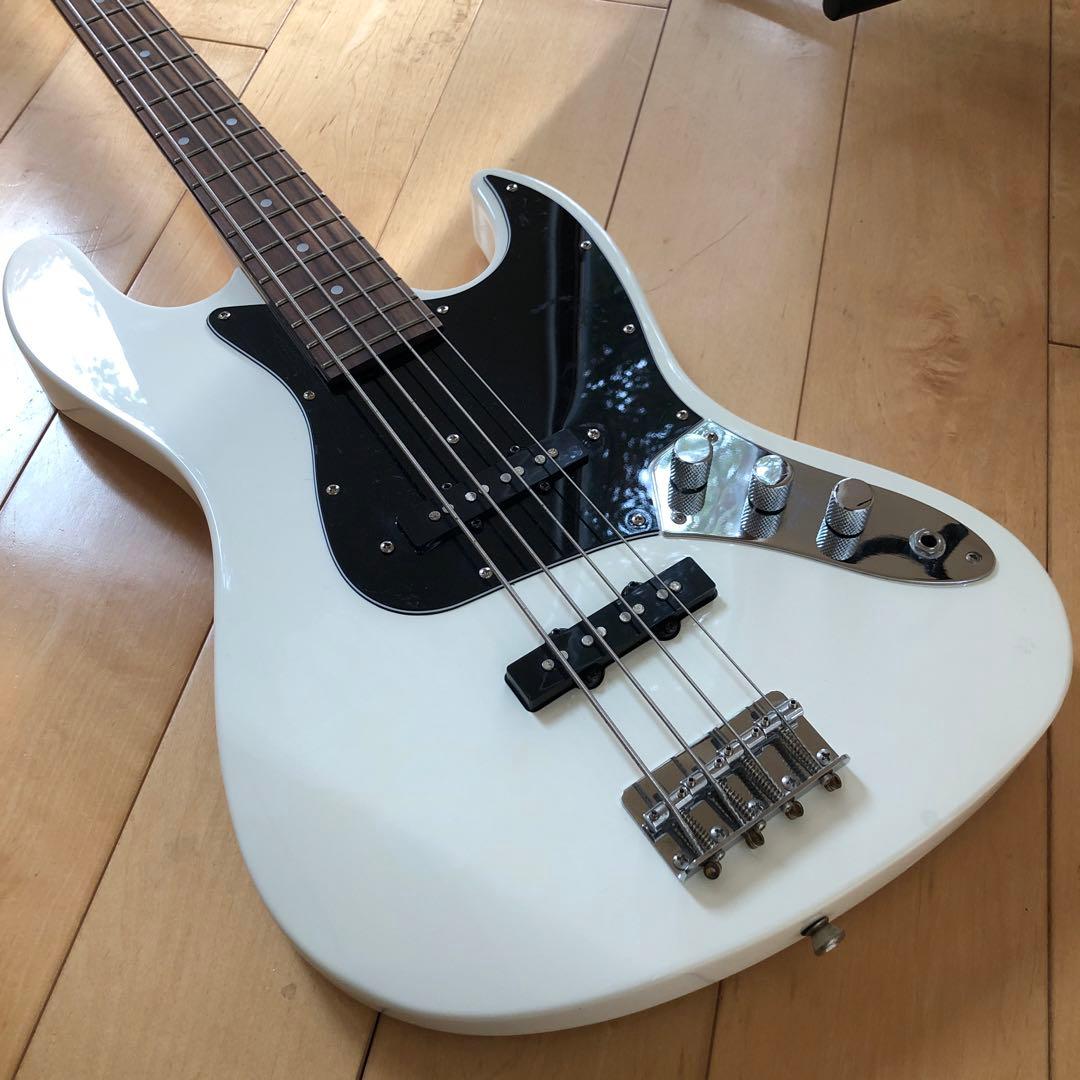 Bacchus Universe シリーズ　Jazz Bass ホワイト