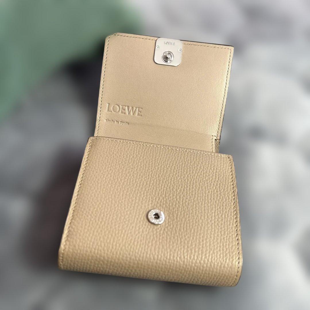 LOEWE ベージュ 二つ折り財布