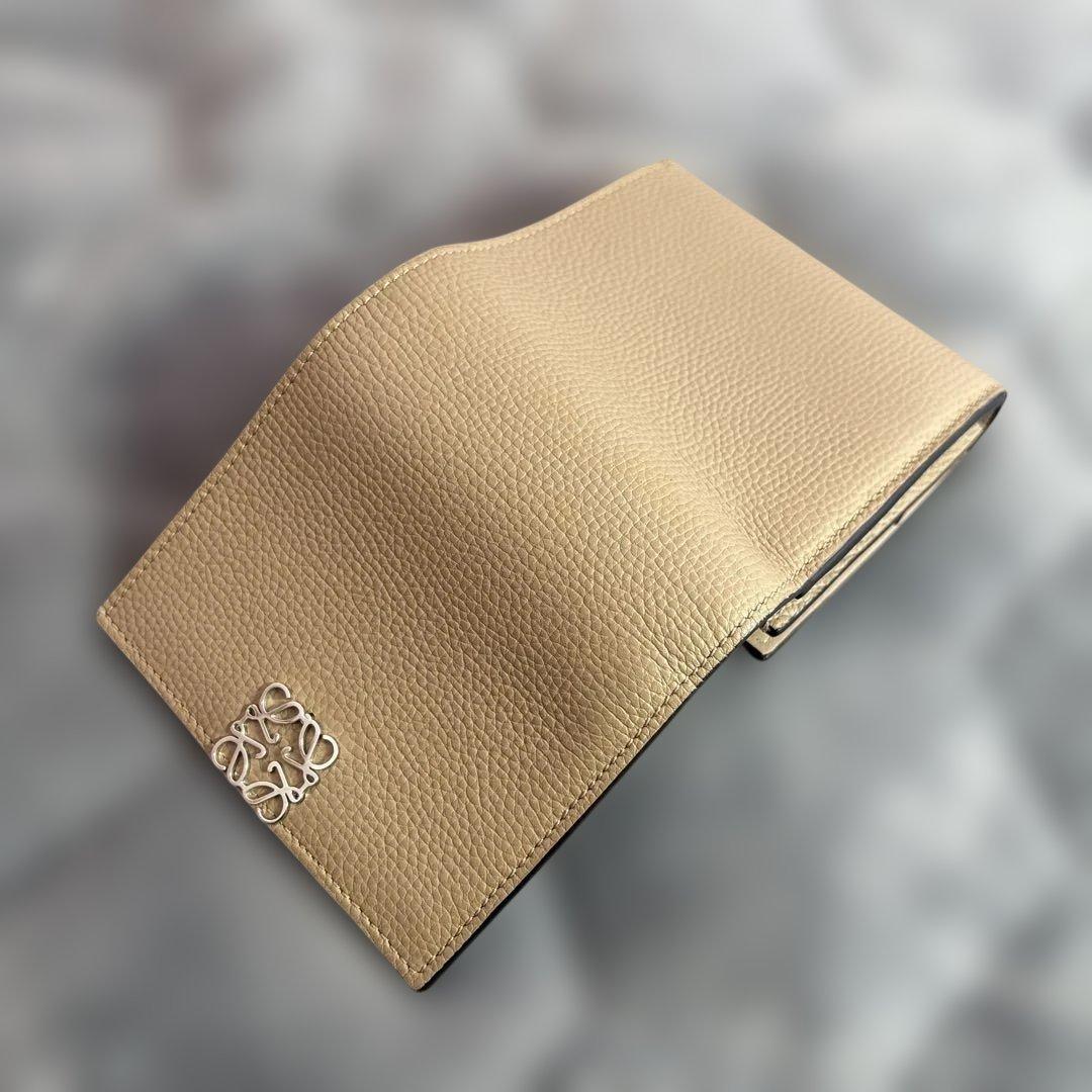 LOEWE ベージュ 二つ折り財布