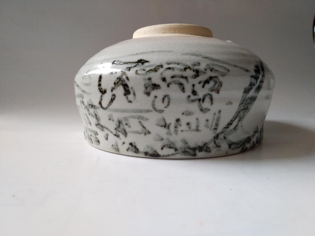天神窯 岡本欣三 作 鉄繪 茶碗 茶道具 共箱 共布 栞 新品 未使用 です。