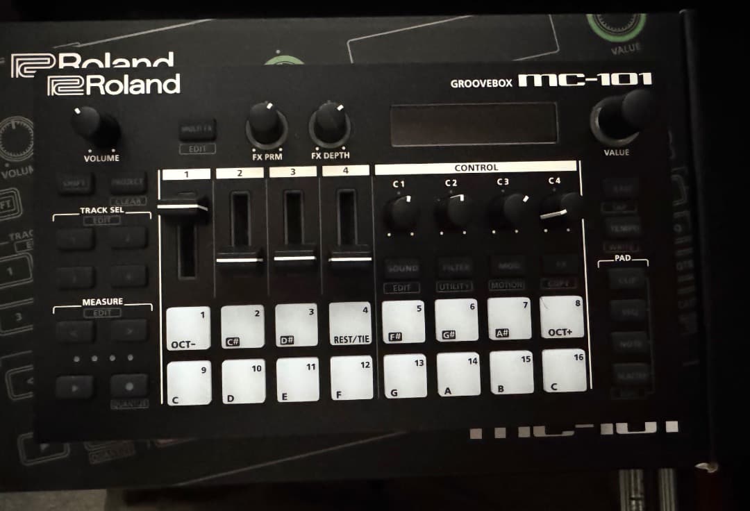 鍵盤楽器 Roland MC-101 GROOVEBOX