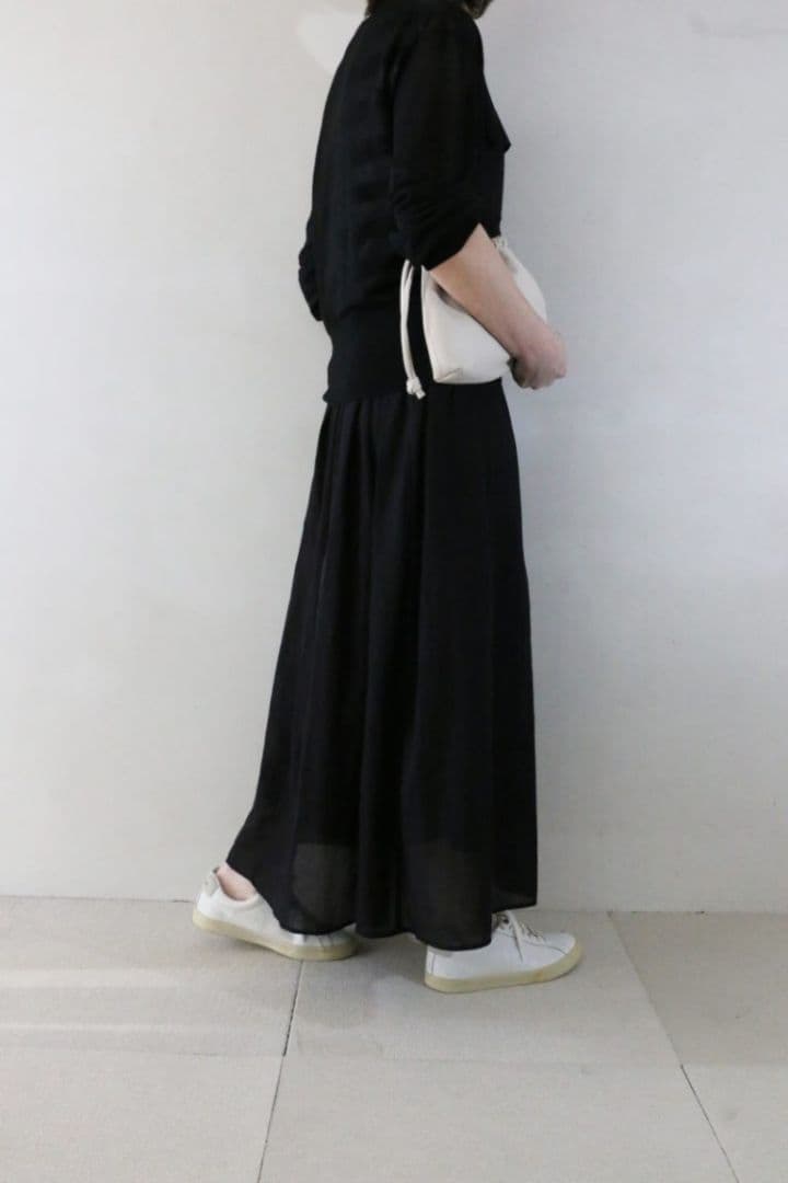 ポケ付きシアーカーデ×カットソー×スカートコーデ