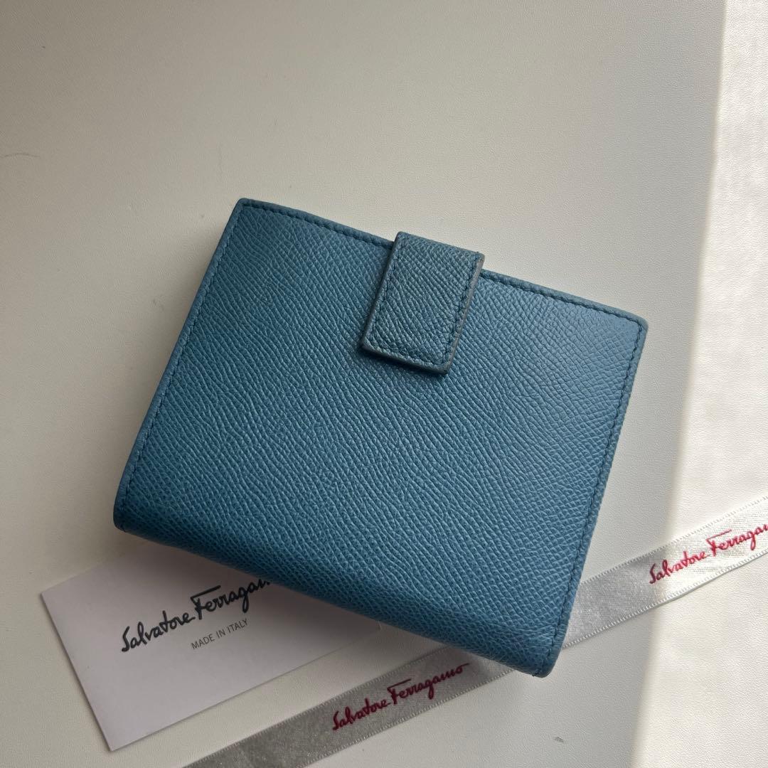 223 極上美品 Ferragamo サルバトーレフェラガモ 2つ折り財布