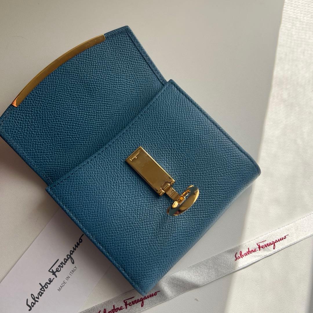 223 極上美品 Ferragamo サルバトーレフェラガモ 2つ折り財布