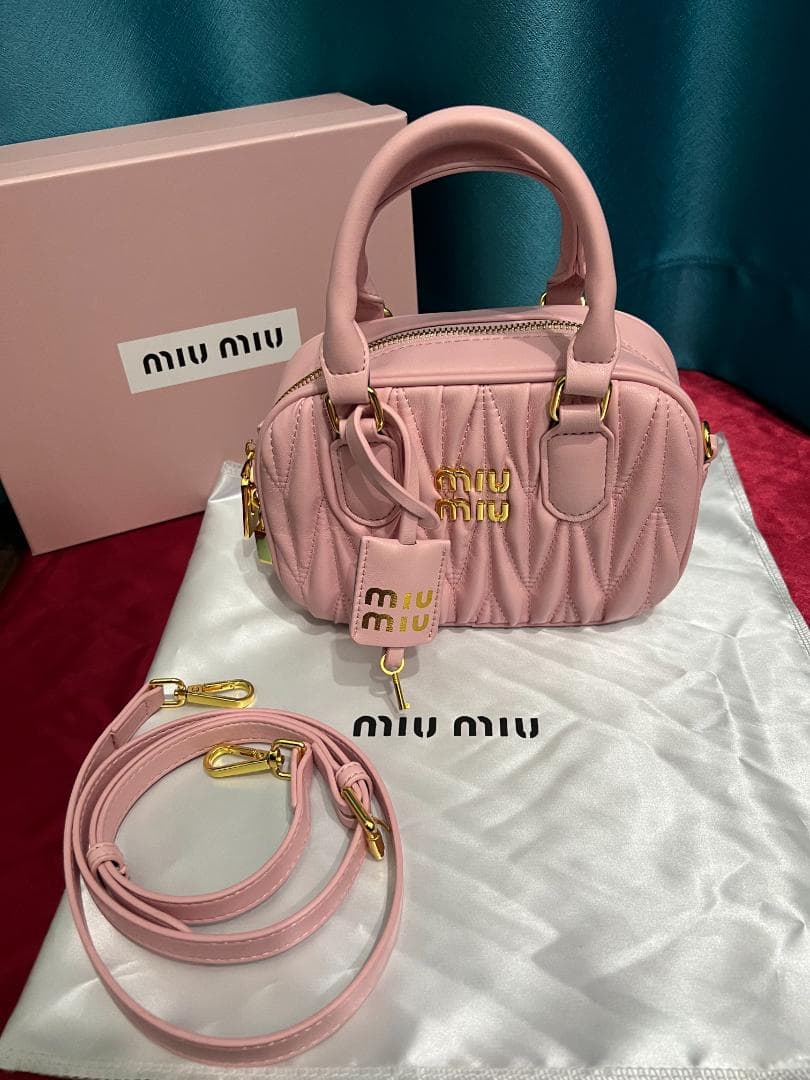 mIu mIu ピンク ショルダーバッグ