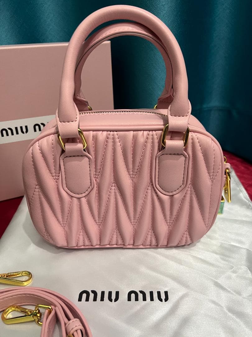 mIu mIu ピンク ショルダーバッグ
