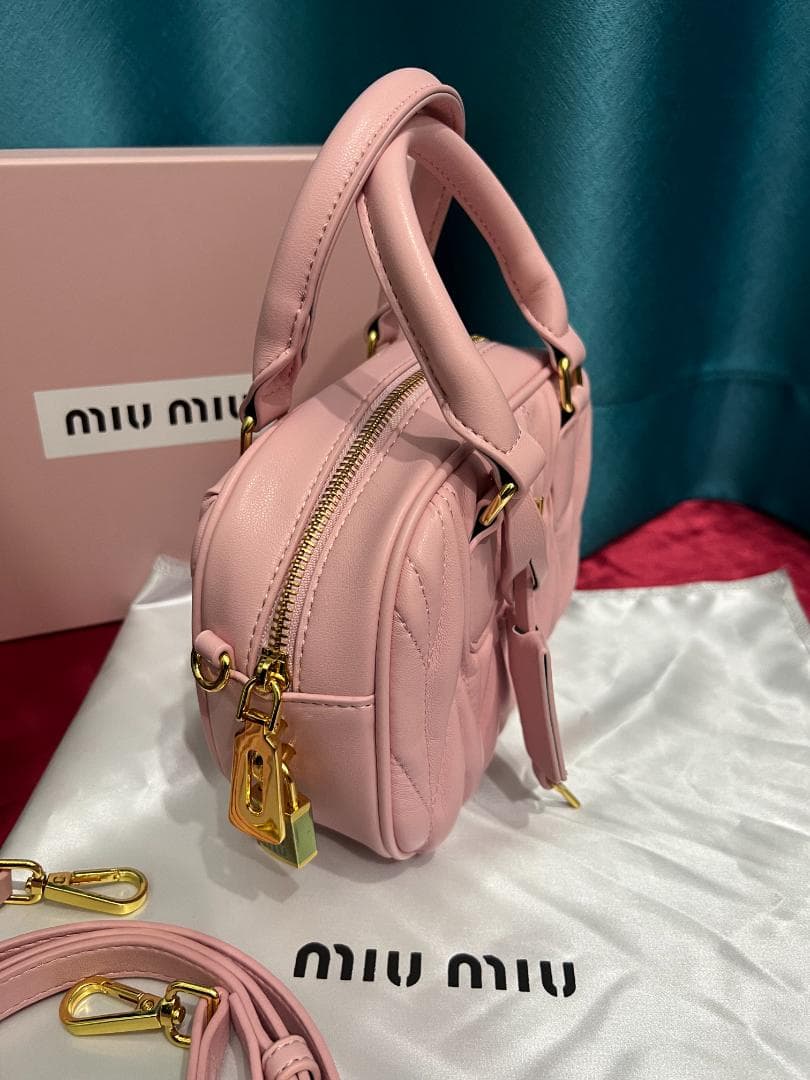 mIu mIu ピンク ショルダーバッグ