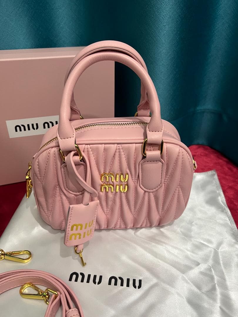 mIu mIu ピンク ショルダーバッグ