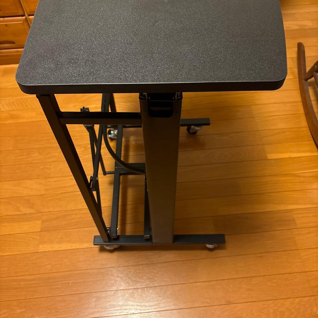 E-WIN（イーウィン）というブランドの昇降式折りたたみデスク
