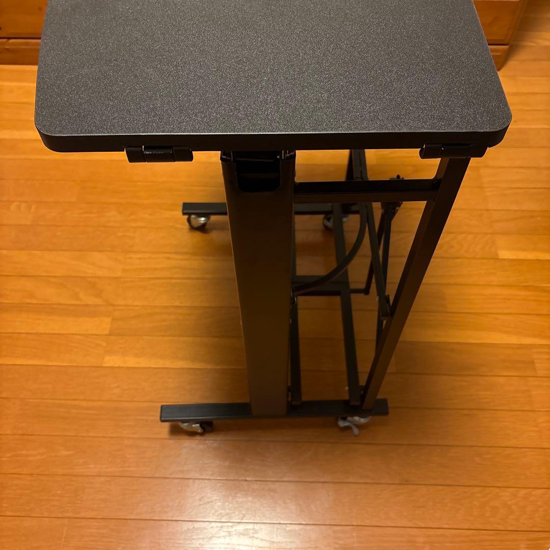 E-WIN（イーウィン）というブランドの昇降式折りたたみデスク