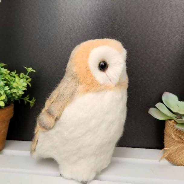 羊毛フェルト製置物　メンフクロウ　高さ約19㎝