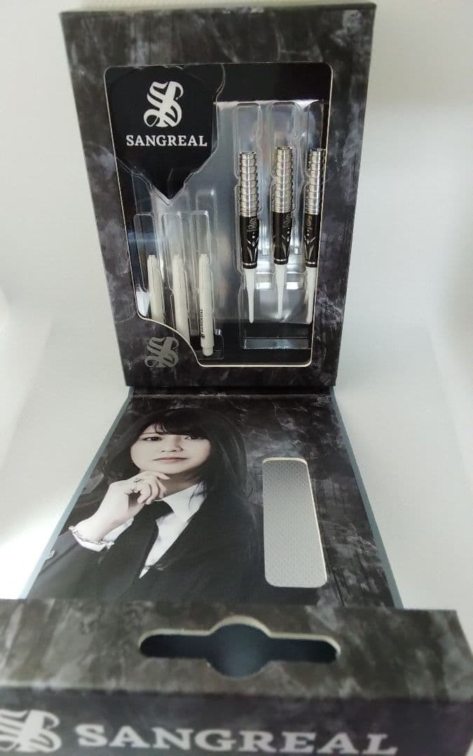 S*b様 サングリアル!坂口優希恵!極美品!新品同品!付録未開封!ダーツセット