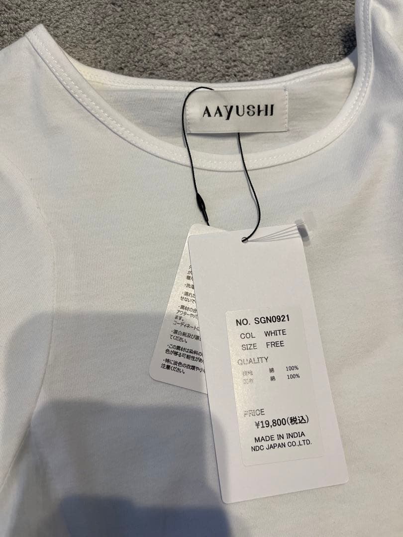 AAYUSHI ペプラムラッフルTシャツ 大草直子さんご紹介アイテム