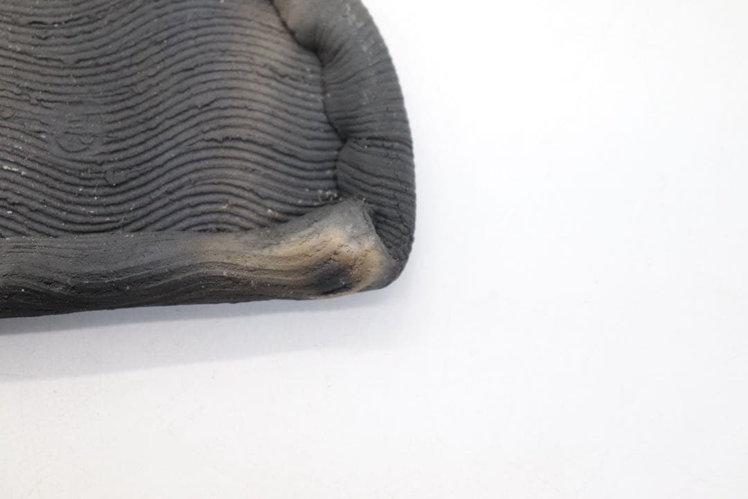 益子焼　坂田甚内作　波紋黒陶餃子型皿ペア　送料込み250908