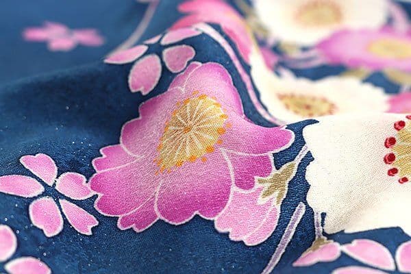 振袖単品✨紺色　枝垂れ桜　銀通し地　（身丈155cm〜165cmの方おすすめ）