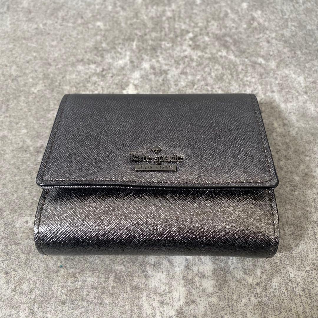 新品未使用　ケイトスペード　折り財布　レザー　シルバー　コンパクトウォレット