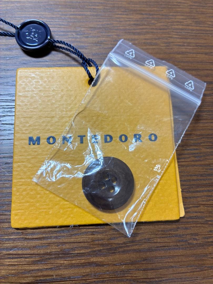 モンテドーロ ベージュ カバーオール 胸ポケット付き