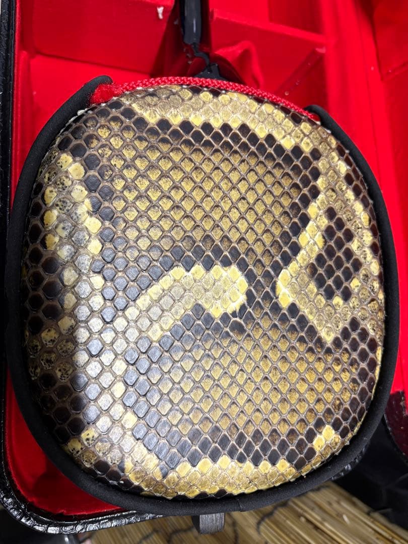 【中古】沖縄三線　本皮一枚張り　真壁型三線　ハードケース付き　メンテナンス済み