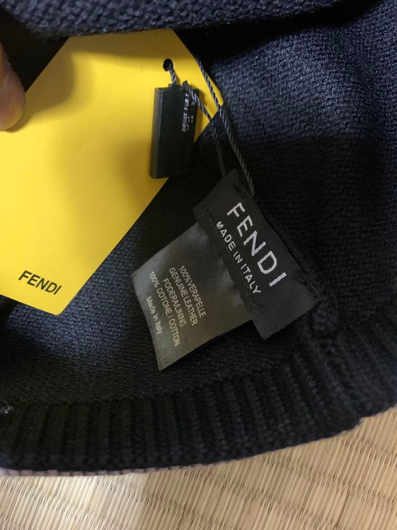 FENDI ニット帽 黒 ロゴ入りNOVELTY