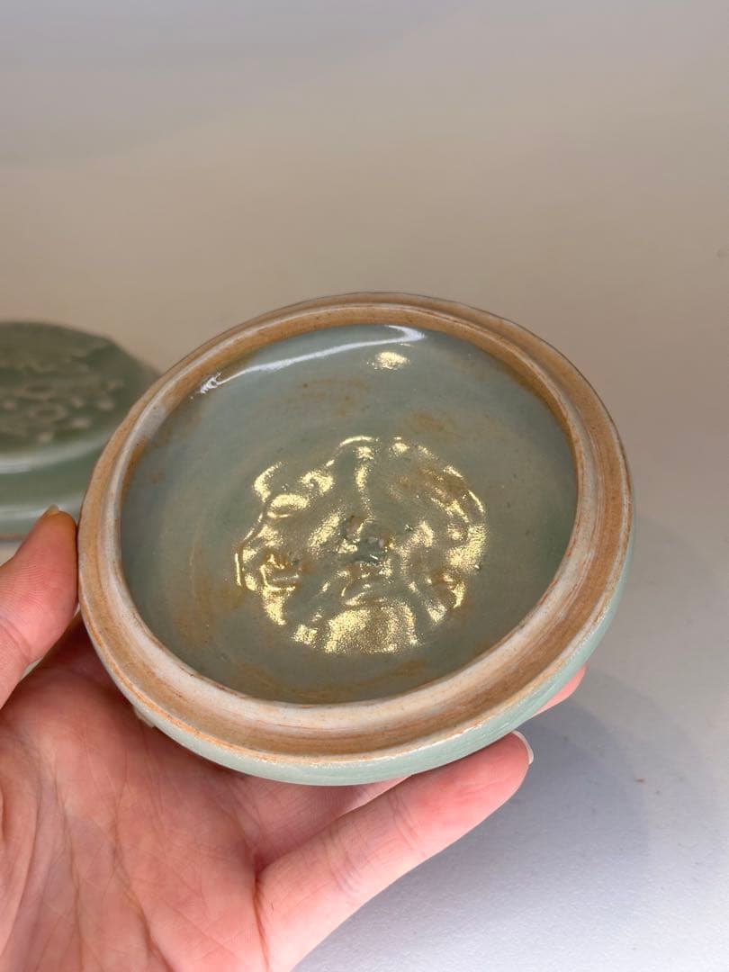 中国 龍泉窯 青磁 花文 香合 梅花文様風 上品な翡翠色