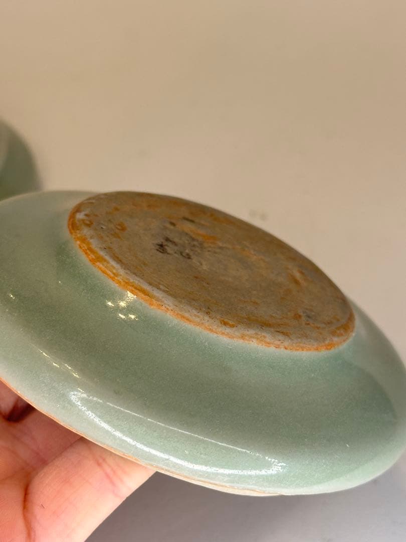 中国 龍泉窯 青磁 花文 香合 梅花文様風 上品な翡翠色