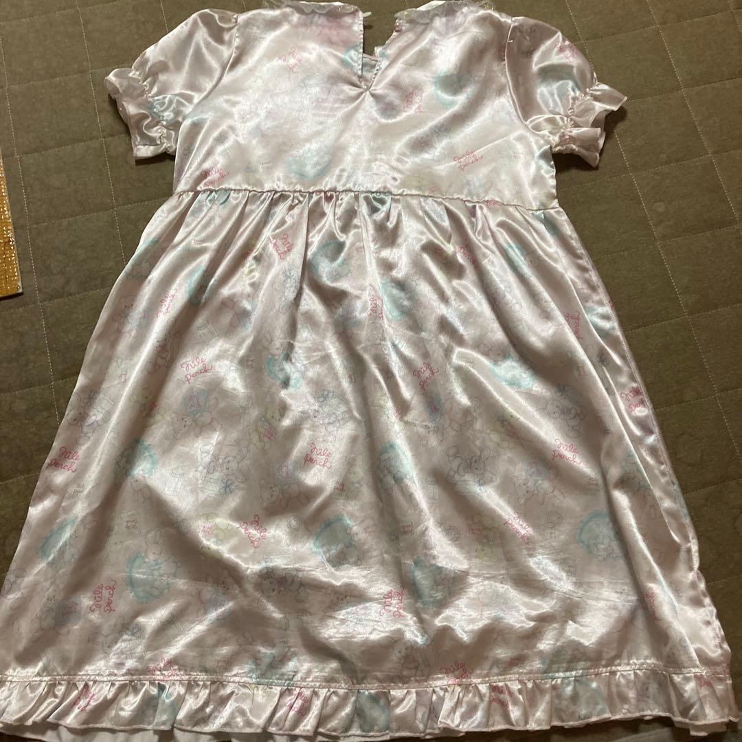 ナイルパーチ BABYGIFT柄パステルピンクサテン生地ひざ丈ワンピース♡