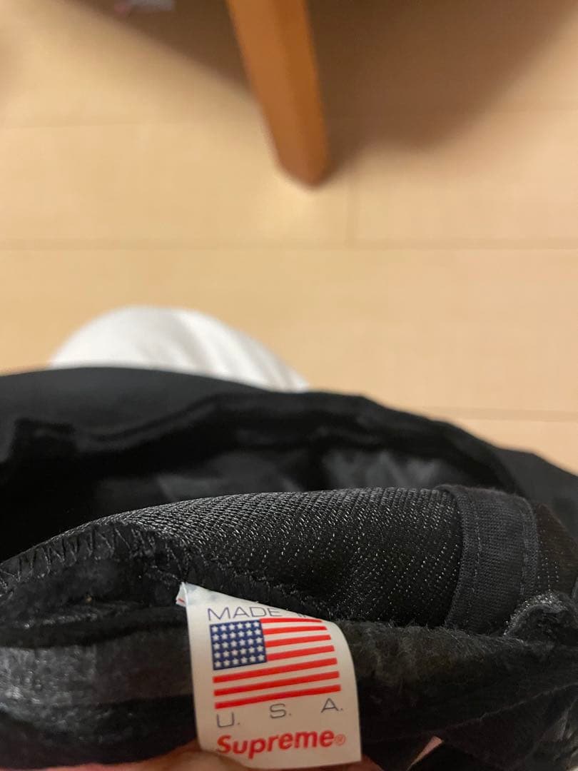 Supreme 黒キャップ ロゴ入り