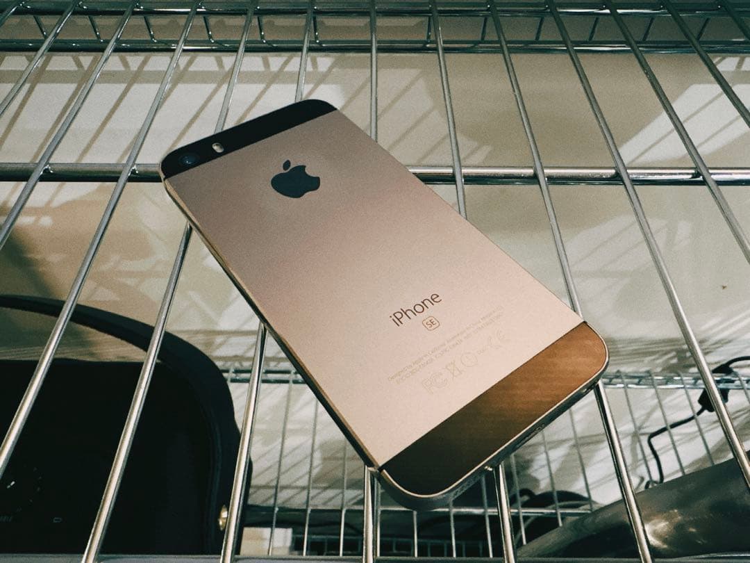 iPhone SE 世代1 グレー 64GB (電池96%)