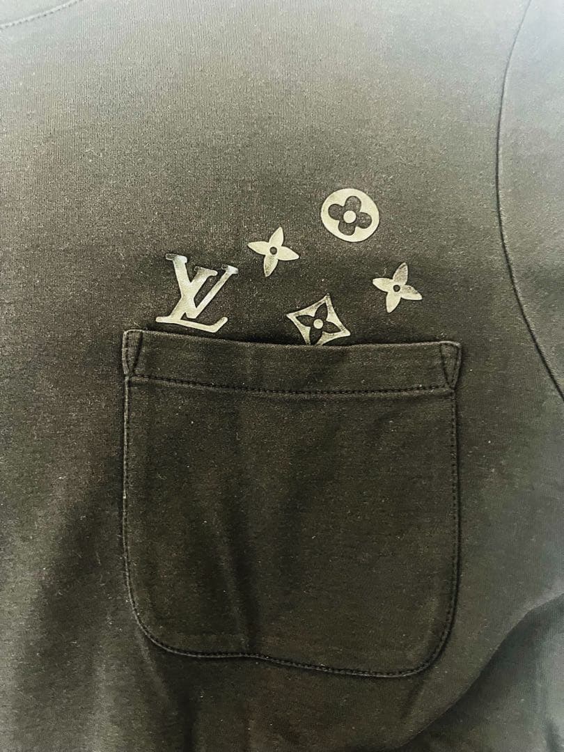 ルイヴィトン ブラックTシャツ モノグラム ポケット 高級