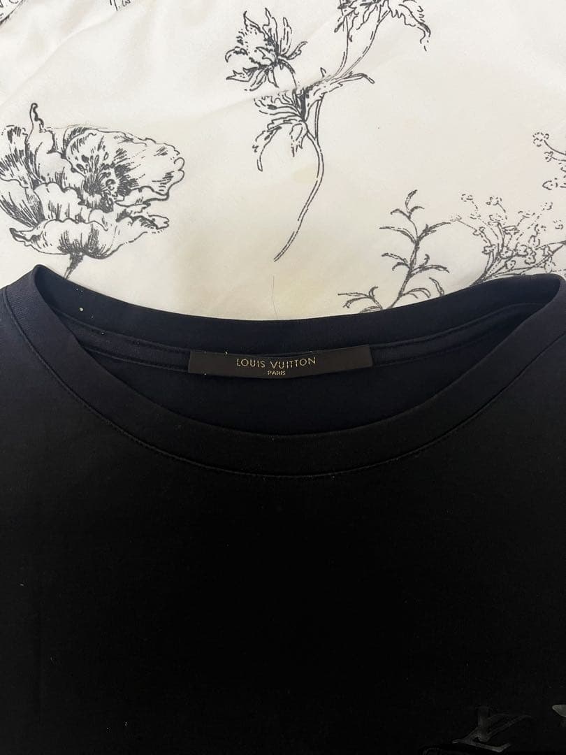 ルイヴィトン ブラックTシャツ モノグラム ポケット 高級