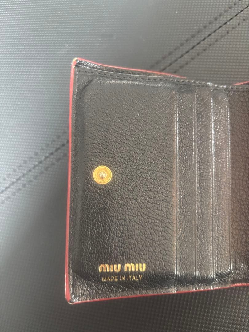 miu miu 二つ折り財布 黒/赤 ハートモチーフ